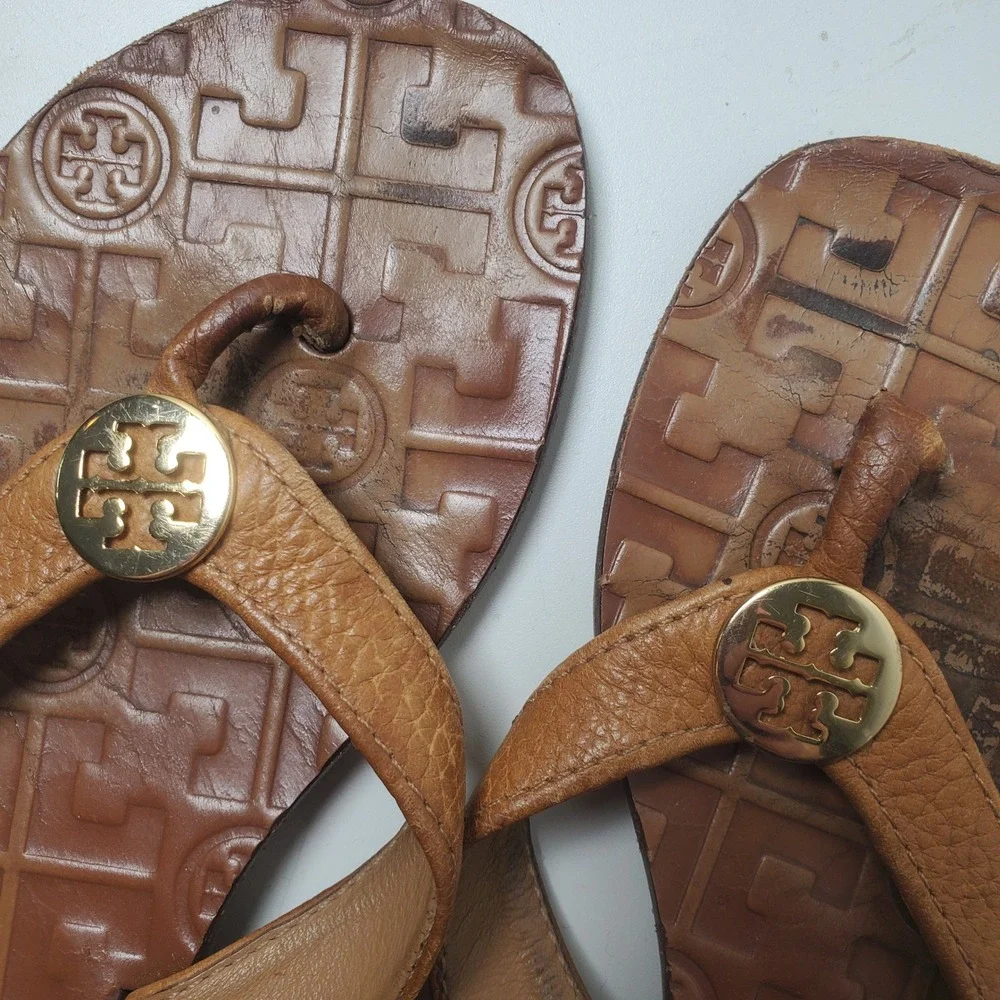 Tory Burch Miller Tan Leather Logo Medallion Thong Sandal 6M Flip Flops 50908667